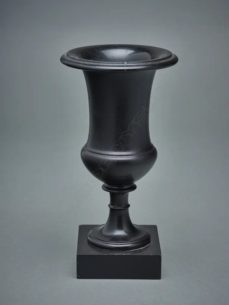 Ashford marble campagna-shape urn, Image 1++